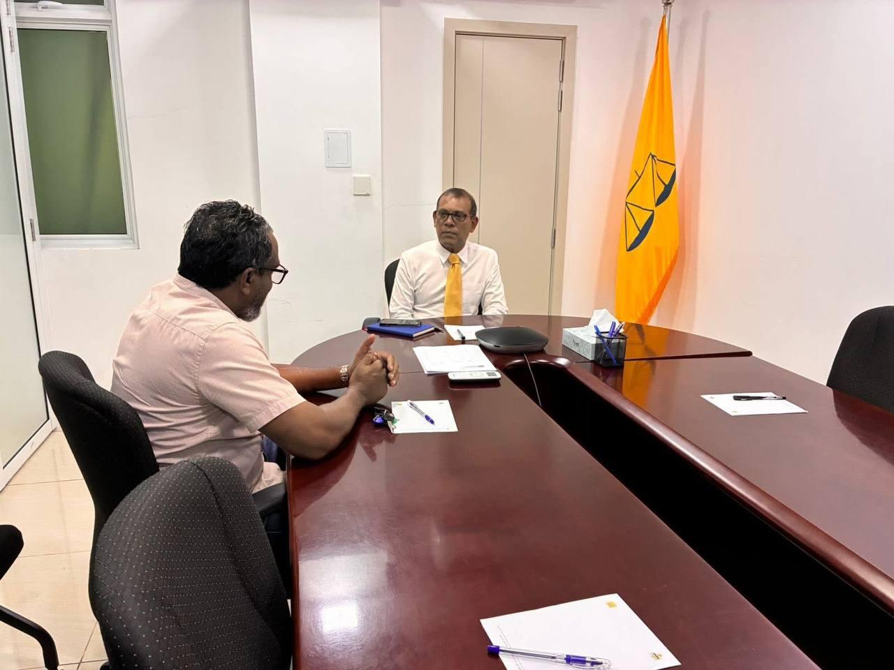 ރައީސް ނަޝީދު, ތިނަދޫ ދެކުނު ދާއިރާގެ ކުރީގެ މެންބަރު ޢަބްދުﷲ އަޙްމަދު އާއި ބައްދަލު ކުރައްވައިފި