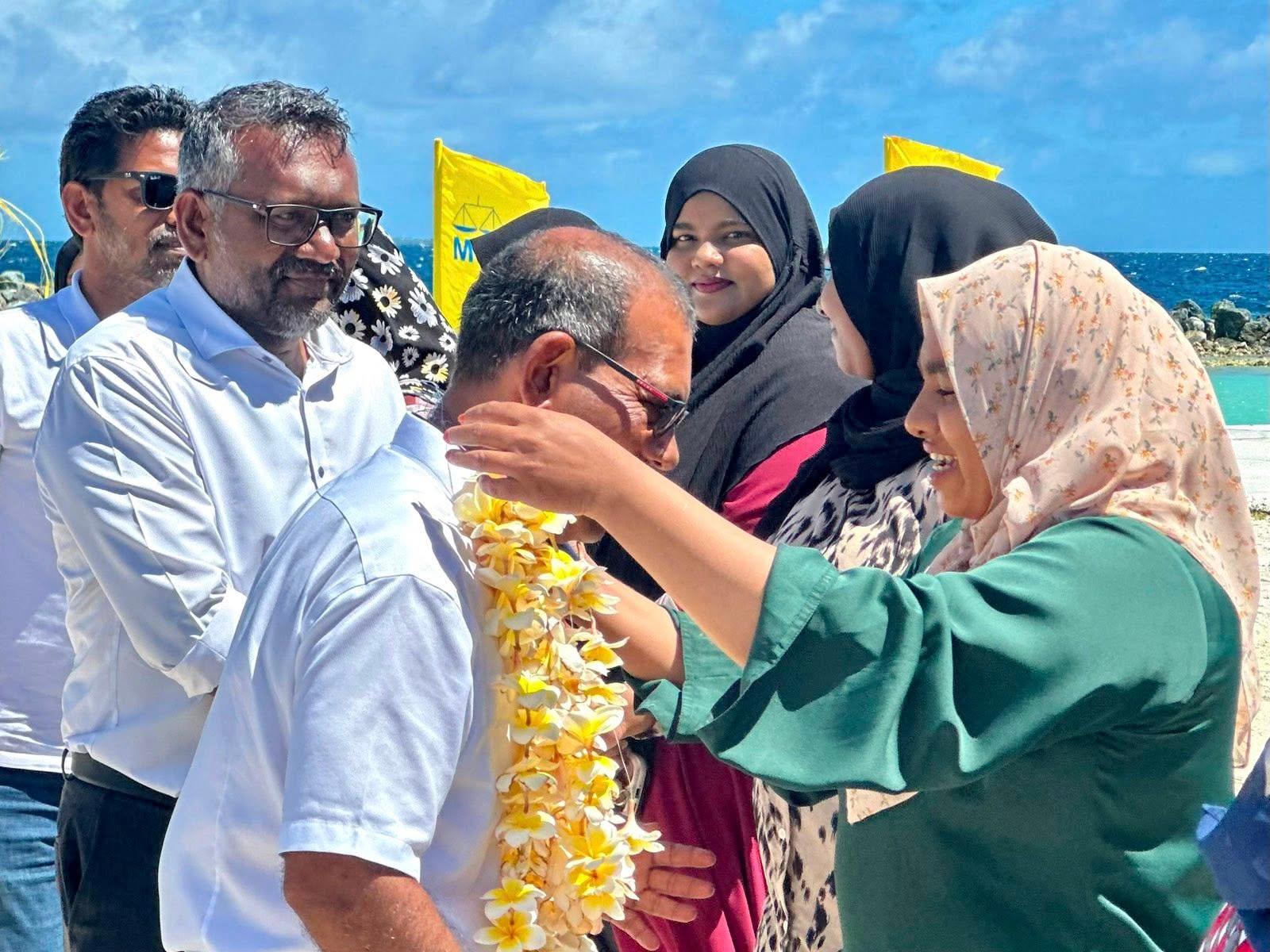 ރައީސް ނަޝީދު ތިނަދޫ ސިޓީ އަށް ވަޑައިގަތުމުން އެމަނިކުފާނަށް ހޫނު މަރުހަބާއެއް ކިޔައިފި