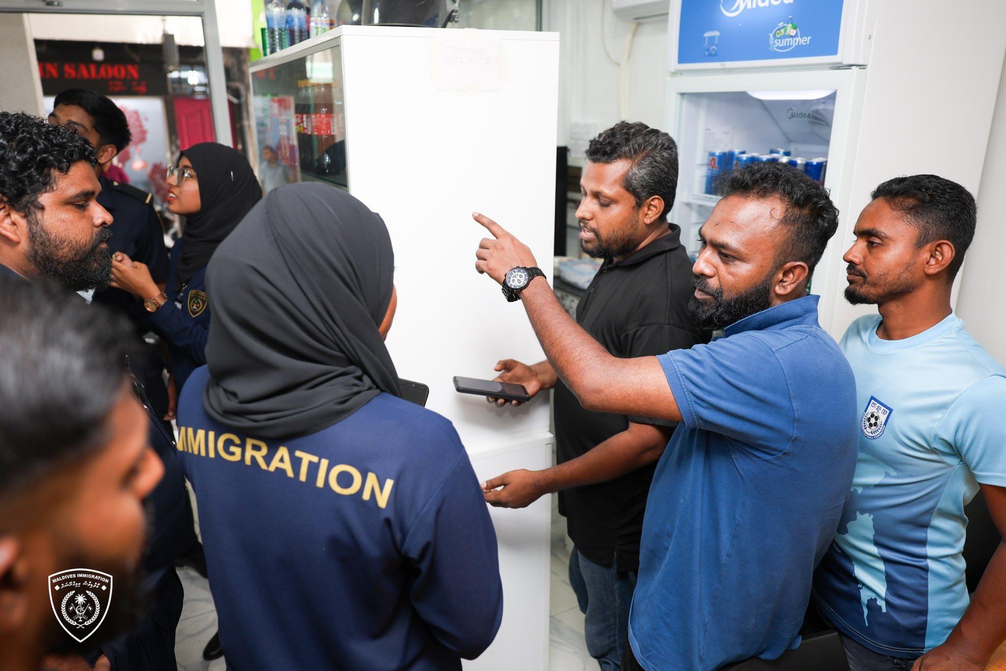  ގަވާއިދާ ހިލާފަށް ކެފޭއެއްގައި މަސައްކަތްކުރަމުންދިޔަ ބިދޭސީއަކު ހައްޔަރުކޮށްފި 