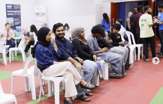 މައިކިޔު ސްޓަޑީ ފެއަރއިން ބޭރުގައި ތަޢުލީމު ހާސިލުކުރުމަށް ގިނަ  އެޕްލިކޭޝަންތަކެއް