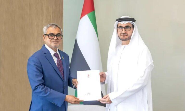  ސަފީރު ކަމުގެ ފަތްކޮޅު ޔޫއޭއީ ސަރުކާރަށް ތޯރިގު އަރުވައިފި