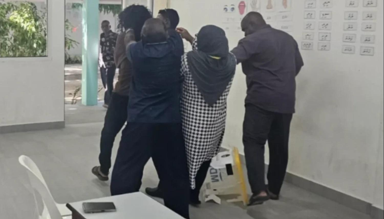 މީހަކު ވަދެ ފިޔޯރީގެ ވޯޓުފޮށި ފަޅާލައިފި!