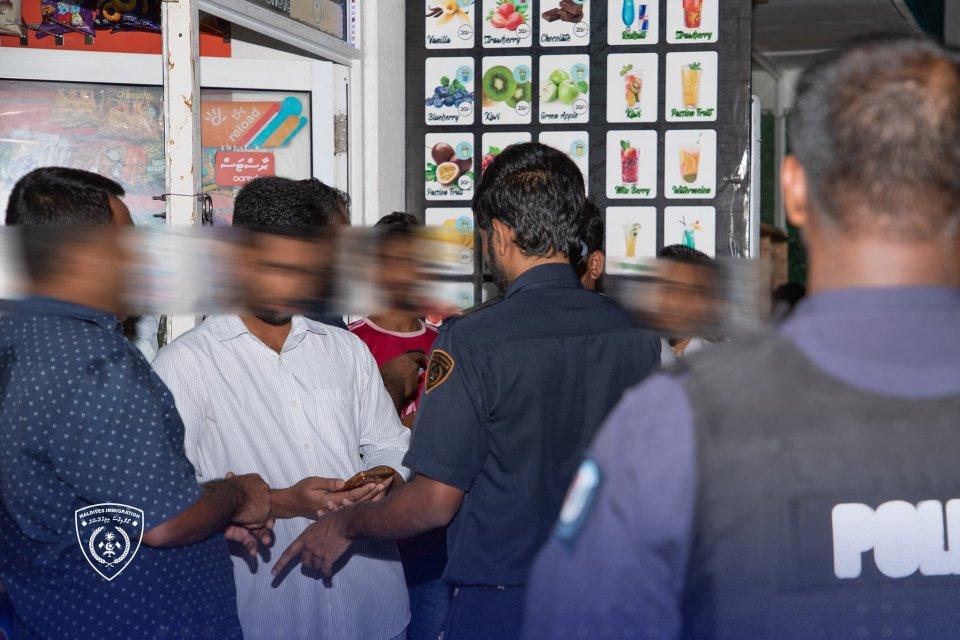 ދެ ބިދޭސީއަކު އިމިގްރޭޝަންގެ ބެލުމުގެ ދަށަށް