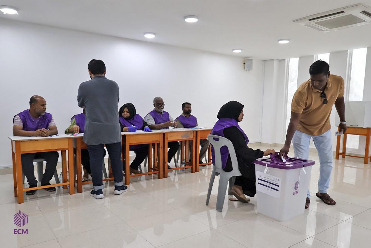 ދ. މީދޫ ކައުންސިލްގެ ރައީސް ހޮވަން އަލުން ވޯޓުލުން ފަށައިފި