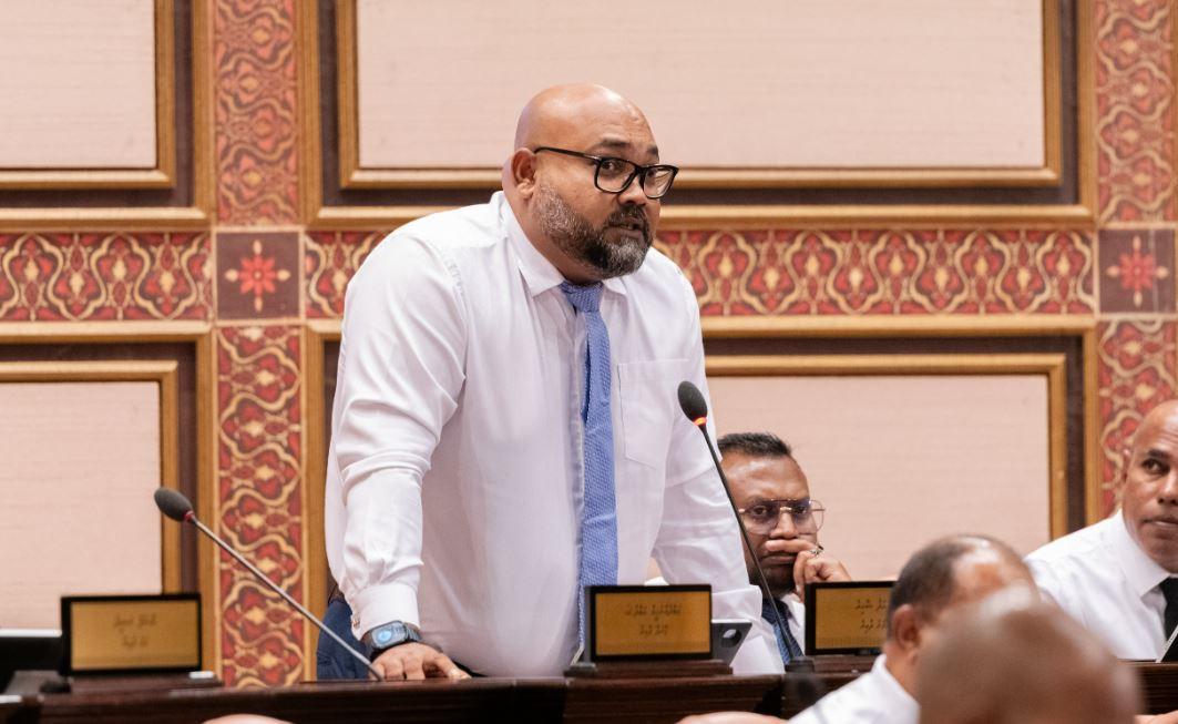 ލ. ހިތަދޫ އިން  ކަރަންޓު ކެނޑޭތީ އެ މައްސަލަ މަޖިލީހަށް ހުށައަޅައިފި!