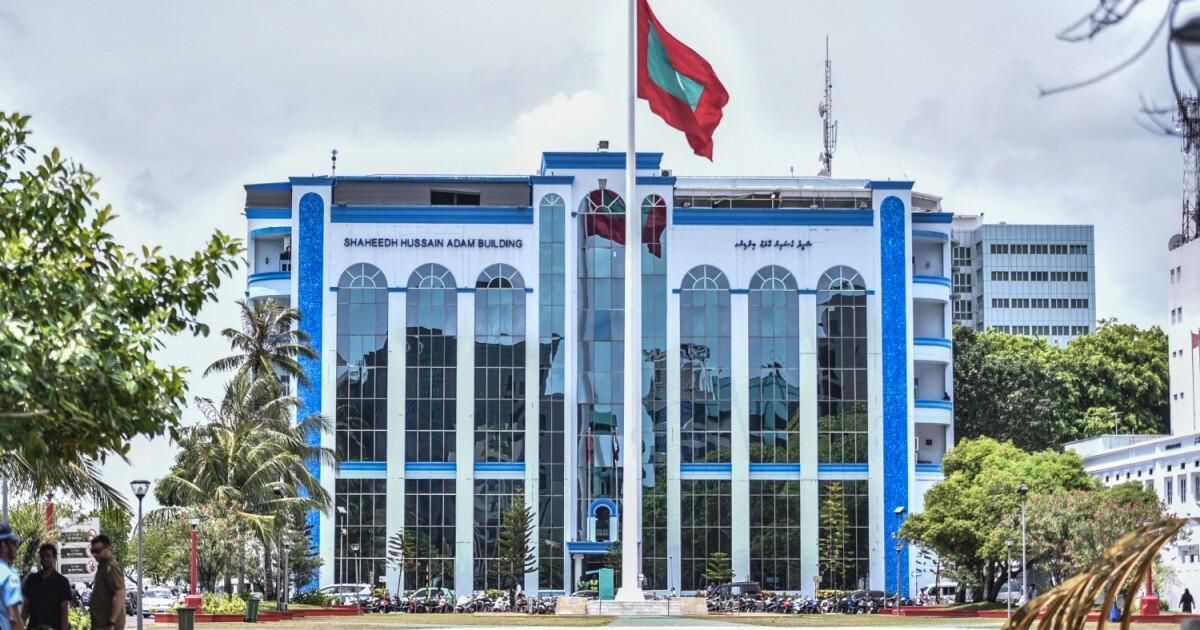ވަޒަން އަޅާފައިވާ މެގަޒިނެއް އެތެރެކުރަން އުޅުނު އެމެރިކާ މީހަކު ހައްޔަރުކޮށް ބަންދުކޮށްފި