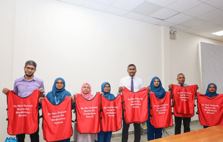 އޭއީއެޗް އިން ރާއްޖޭގެ ފުރަތަމަ "މެޑިކޭޝަން ސޭފްޓީ ޖެކެޓް" ތަޢާރަފްކޮށްފި
