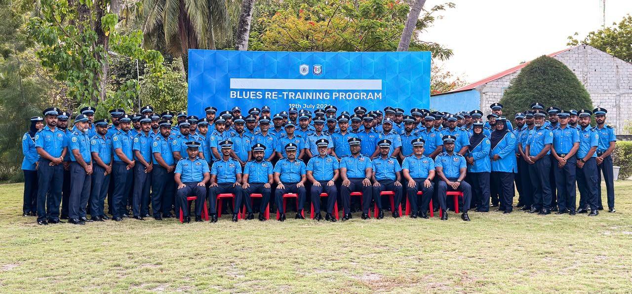 ބްލޫސް ރީޓްރެއިނިންގ ޕްރޮގްރާމްގެ 4 ވަނަ ބެޗު 300 އަށްވުރެ ގިނަ ފުލުހުންނާއެކު ނިންމާލައިފި