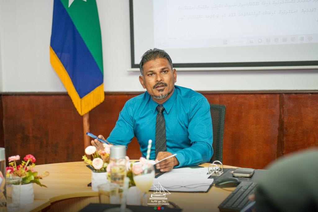 ތިނަދޫ އާބާދީ އޮޅުވާލި ކަމުގެ ތުހުމަތުގައި މޭޔަރު ސައުދު ފުލުހަށް!