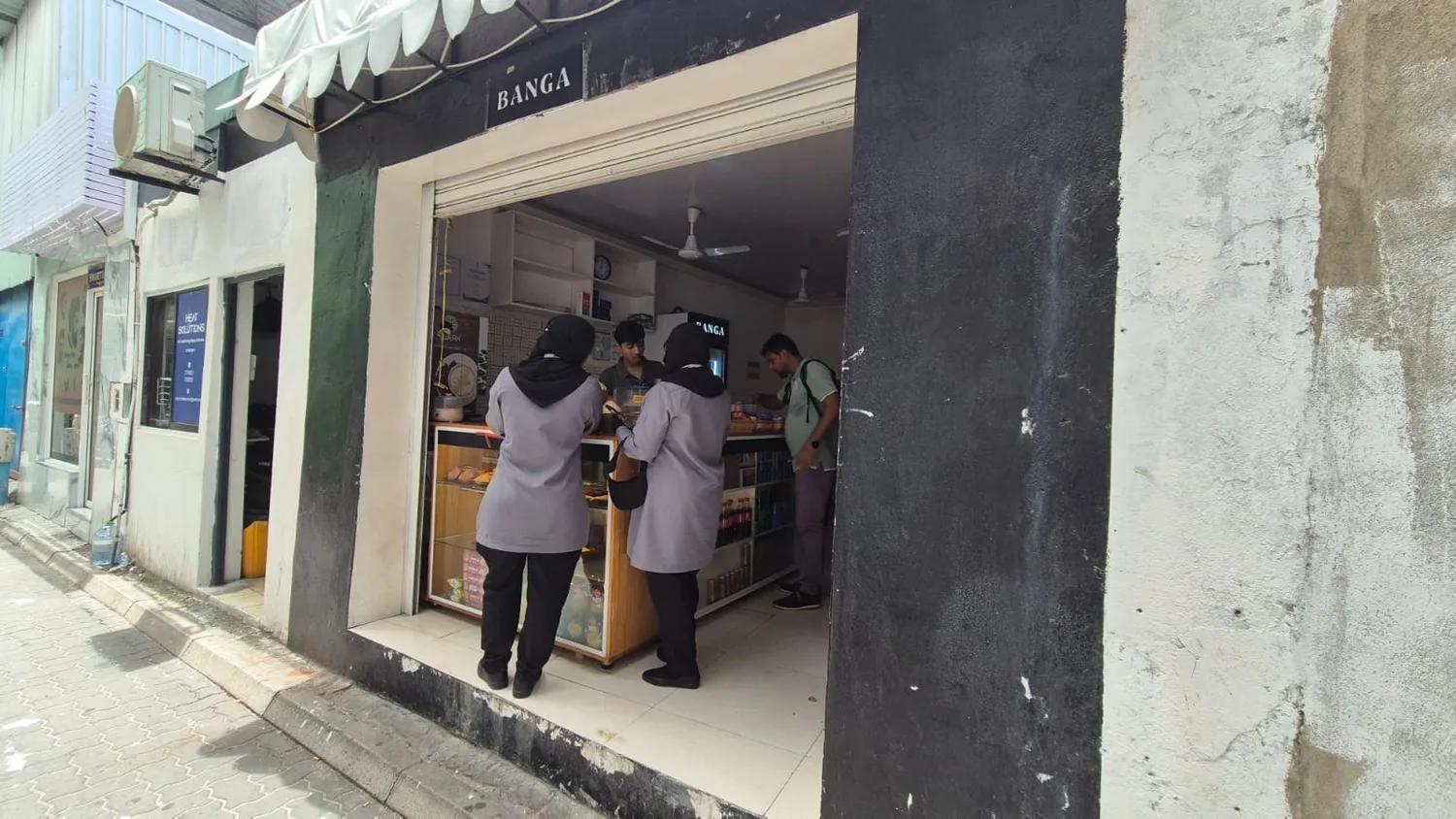 ކާބޯތަކެތި ވިއްކާ ތަންތަނުގައި ކައުންސިލްގެ ހުއްދަ އޮތްތޯ ބެލުމަށް  ހާއްސަ އިންސްޕެކްޝަނެއް ކުރިއަށް ގެންގޮސްފި 