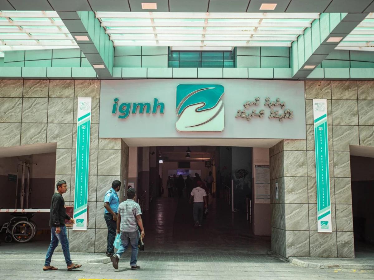 ގަމުގައި ރޭސްޖަހަނިކޮށް މޫދަށް ވެއްޓުނު ޒުވާނާގެ ހާލު ސީރިއަސްވެ ވެންޓިލޭޓަރުގައި