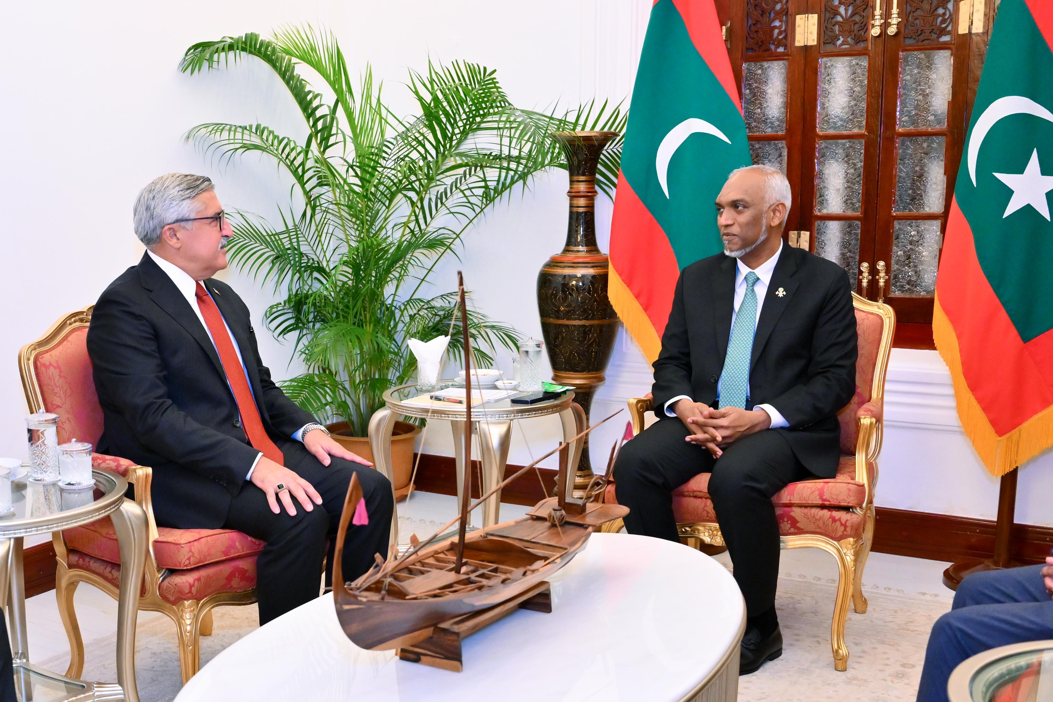 ތުރުކީވިލާތުގެ އޭކޭ ޕާޓީގެ ވަފުދެއް، ރައީސުލްޖުމްހޫރިއްޔާގެ އަރިހަށް އިޙްތިރާމުގެ ޒިޔާރަތެއް ކުރައްވައިފި