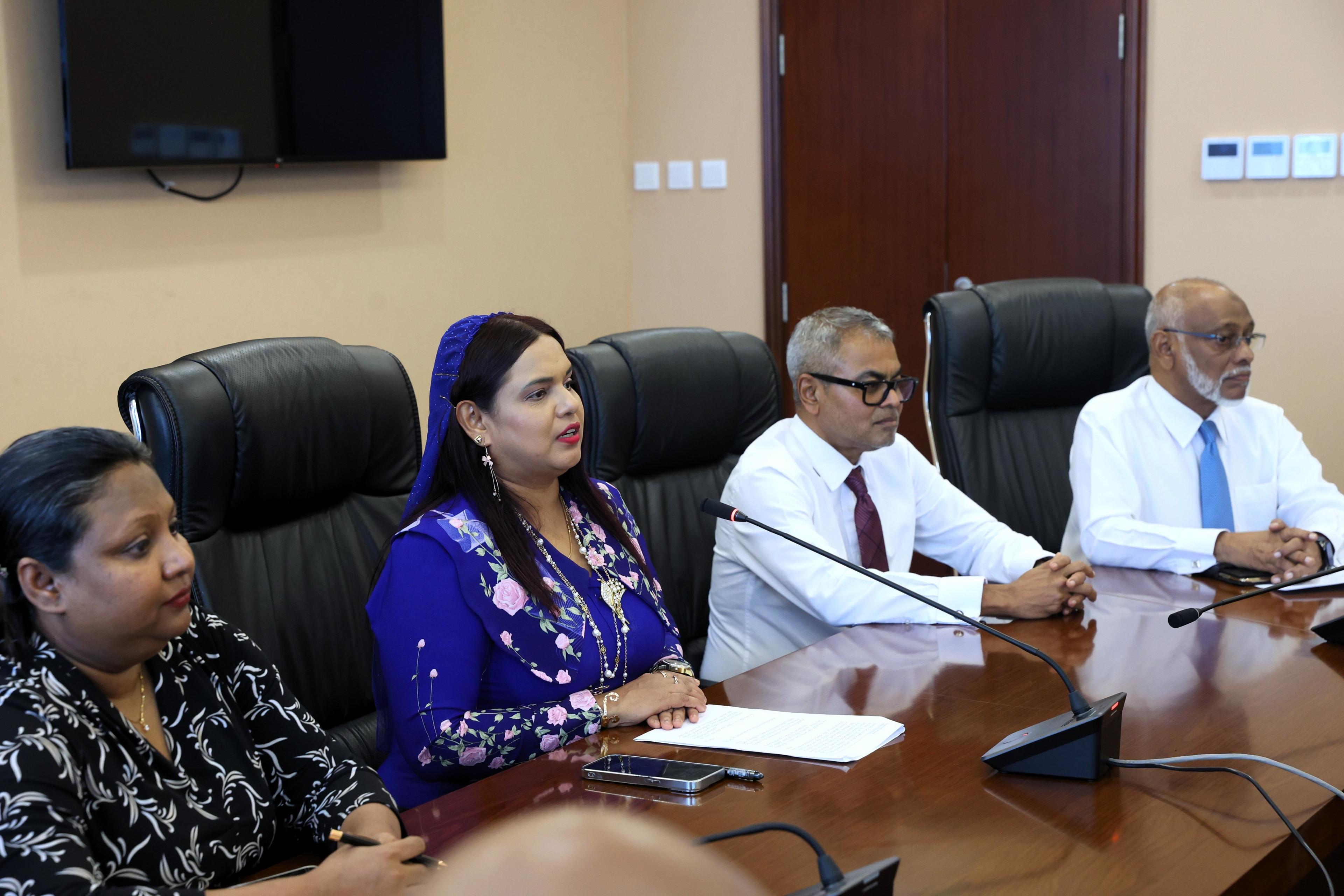 ރާއްޖޭގެ ސަފީރުން ތިއްބަވާ ގައުމުތަކުން ދިވެހިންނަށް އެހީތެރިކަން ފޯރުކޮށްދޭން ޖެހޭ: ފޮރިންގ މިނިސްޓަރ