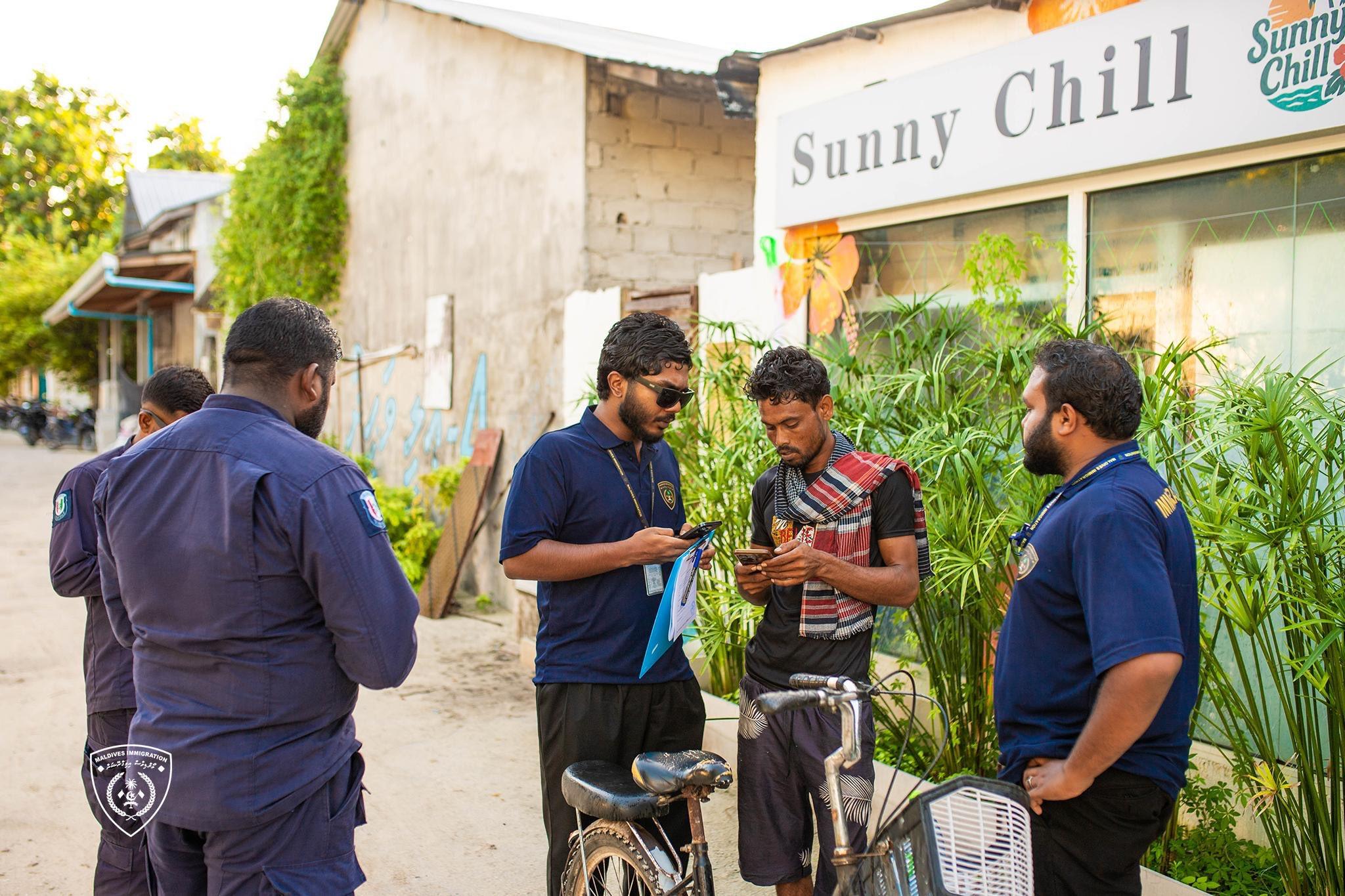 ތޮއްޑޫގައި ގަވާއިދާ ހިލާފަށް އުޅެމުންދިޔަ 107 ބިދޭސީއަކު އިމިގްރޭޝަނުގެ ބެލުމުގެ ދަށަށް!