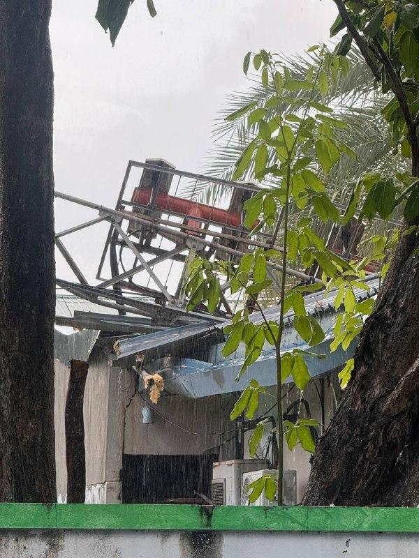 ތިނަދޫ ސިޓީގެ ފެނަކަ އޮފީހުގެ ފުރާޅުމައްޗަށް އެންޓެނާއެއް ވެއްޓި ބޮޑެތި ގެއްލުންތަކެއް!