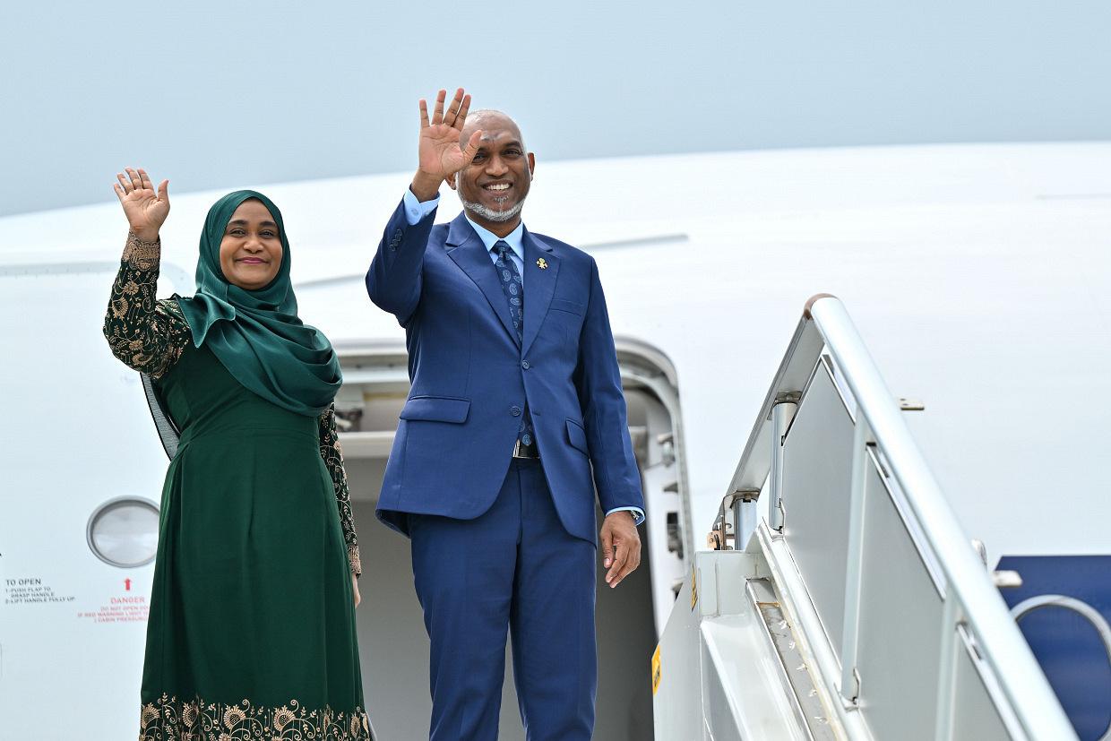 ރައީސްގެ ދެ ކަނބަލުން ނުރަސްމީ ދަތުރުފުޅެއްގައި ސިންގަޕޫރަށް