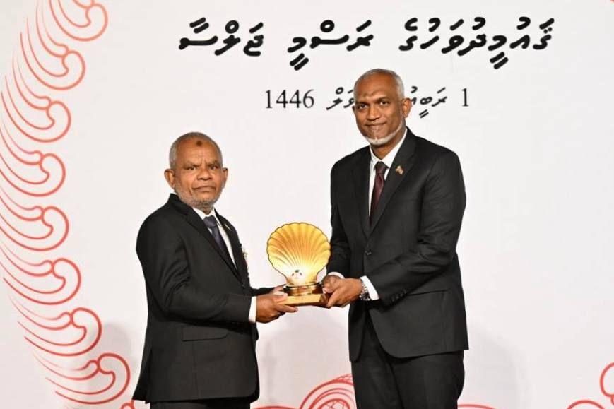 މި އަހަރު ސަރުކާރުން ދެއްވާ ޝަރަފުވެރިކަމުގެ ޤައުމީ އިނާމު 7 ބޭފުޅަކަށް އަދި ހިތްވަރު ދިނުމުގެ ޤައުމީ އިނާމު 10 ބޭފުޅަކަށާއި، ކުންފުންޏަކަށް ދެއްވައިފި--- ފޮޓޯ: ރައީސް އޮފީސް