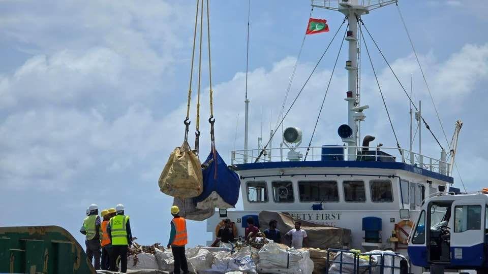  ފޮޓޯ -- ސޯޝަލް މީޑިއާގައި ވަޖީހް ކުރެއްވި ޕޯސްޓަކުން ---ބޯޓަކުން މުދާ ބާލަނީ