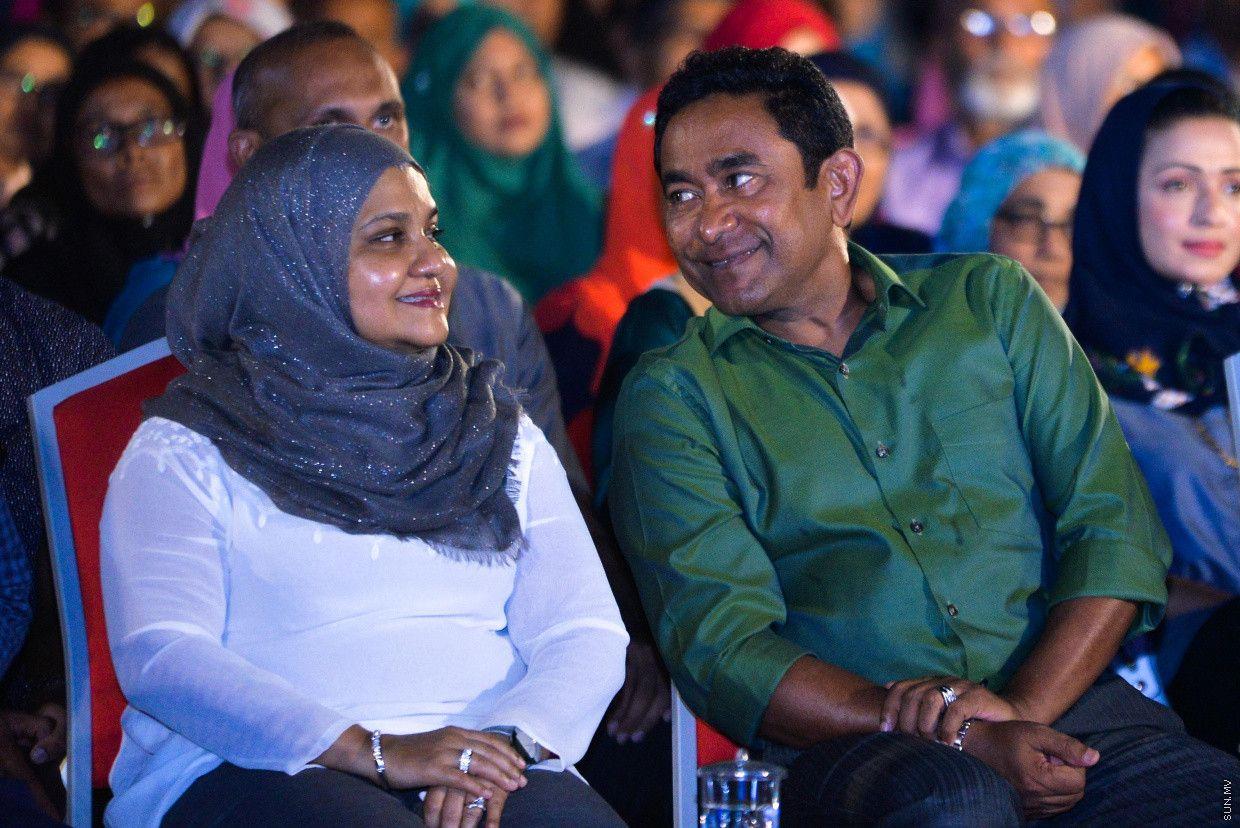 ކުރީގެ ރައީސް ޔާމީނާއި، އެމަނިކުފާނުގެ އަނބިކަނބަލުން----ފޮޓޯ: ސަން އޮންލައިން