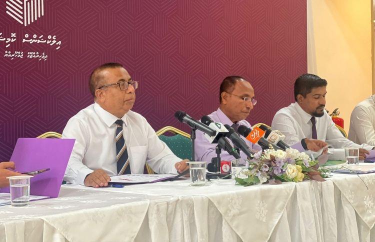 އީސީގެ ރައީސް ފުޢާދު އަދި ބައެއް މެމްބަރުން