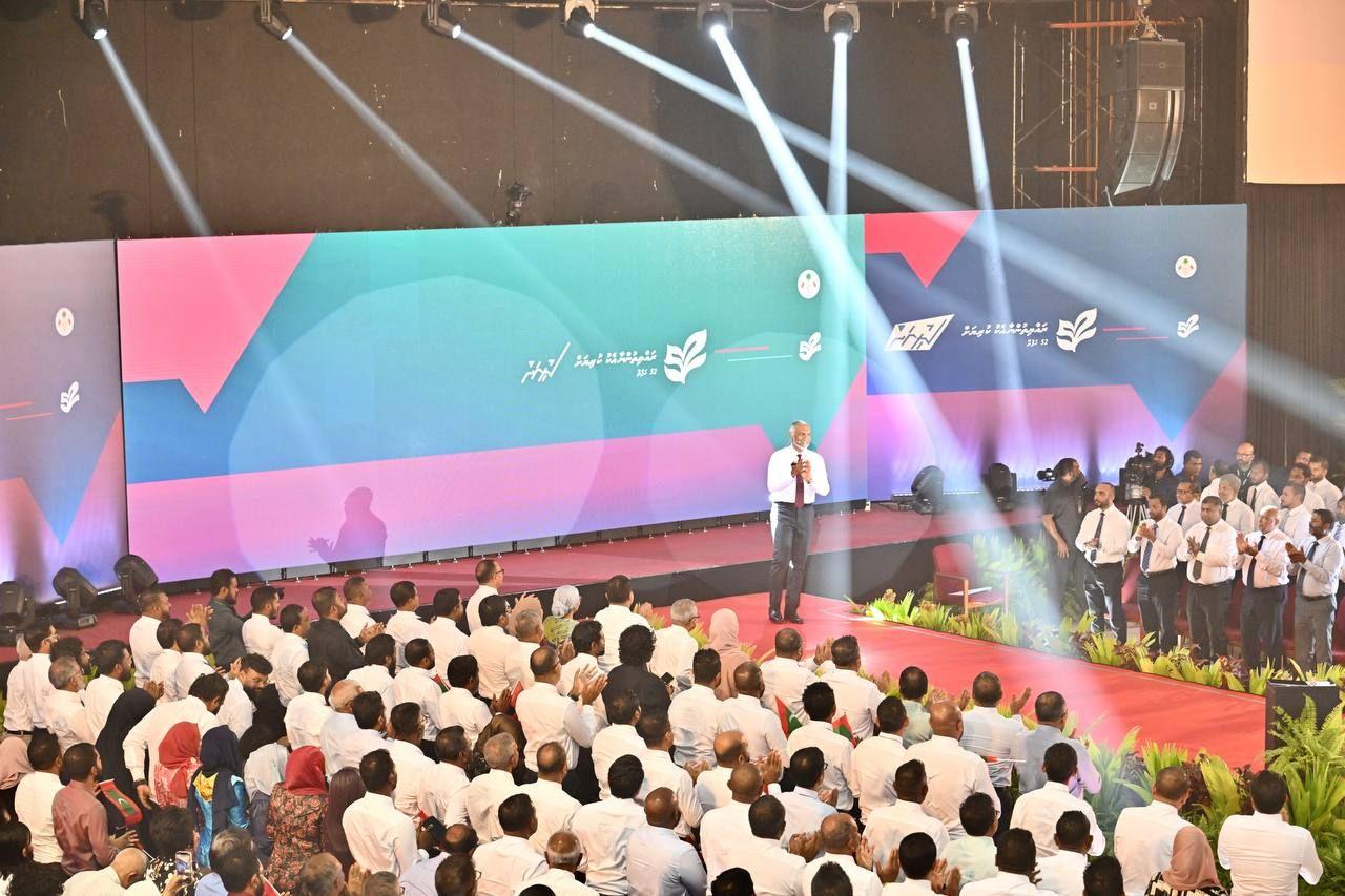 "ހަފުތާ 52- ރައްޔިތުންނާއެކު ކުރިއަށް" - ރައީސުލްޖުމްހޫރިއްޔާ ޑޮކްޓަރު މުހައްމަދު މުއިއްޒު - ފޮޓޯ: ރައީސް އޮފީސް