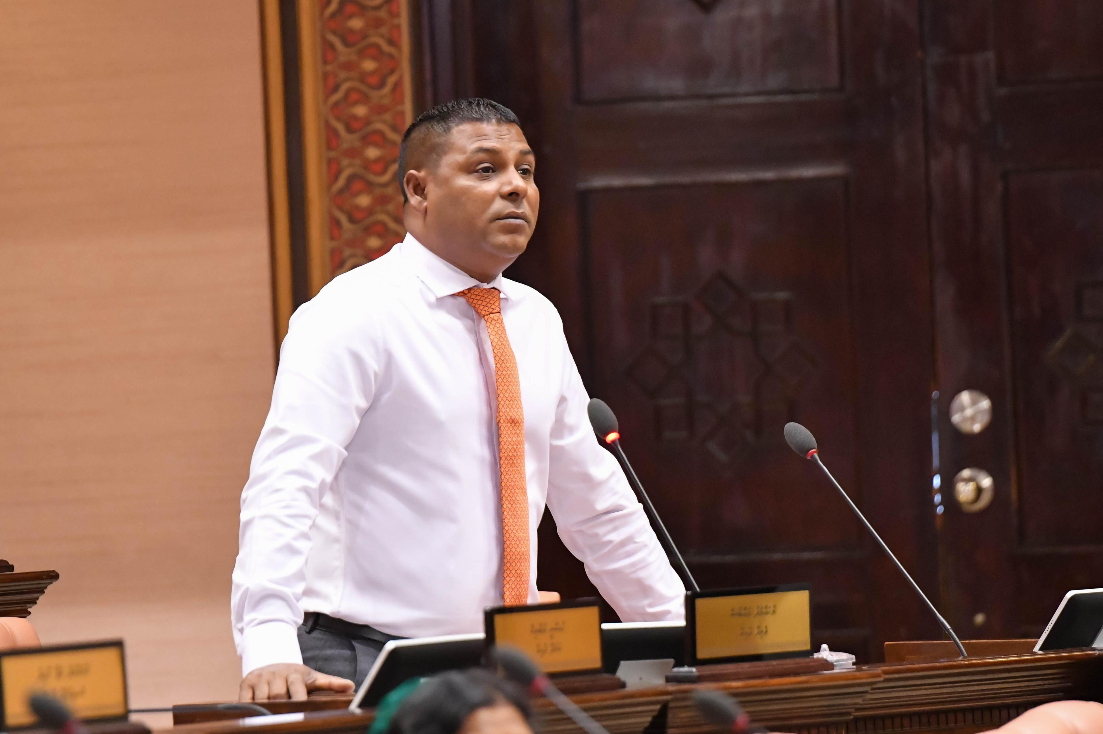 ނިމިދިޔަ ސަރުކާރުން ދައުލަތުގެ ފައިސާ ބޭނުންކުރަމުންދިޔައިރު، އޭސީސީން ތިބީ ކުޅި ބަލަން: އައްބާސް