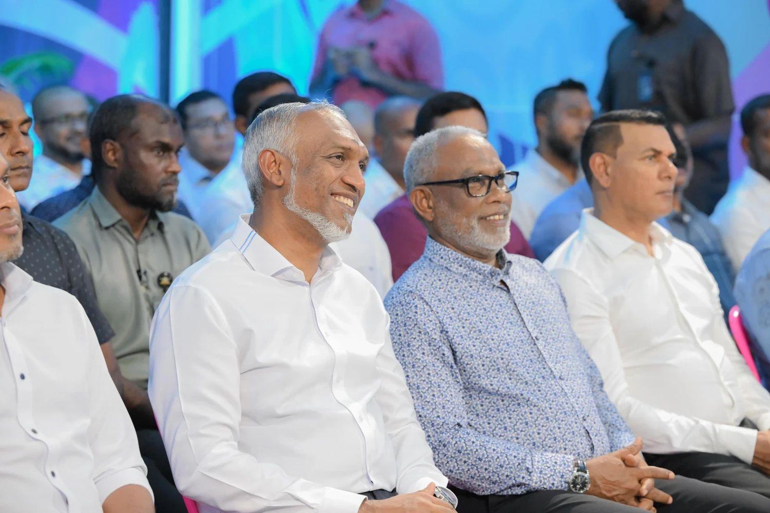 ރައީސުލްޖުމްހޫރިއްޔާ ޑރ. މުހަންމަދު މުއިއްޒު އަދި ރައްޔިތުންގެ މަޖިލީހުގެ ރައީސް އަބްދުއްރަހީމް އަބްދުﷲ--- ފޮޓޯ: ޕީއެންސީ