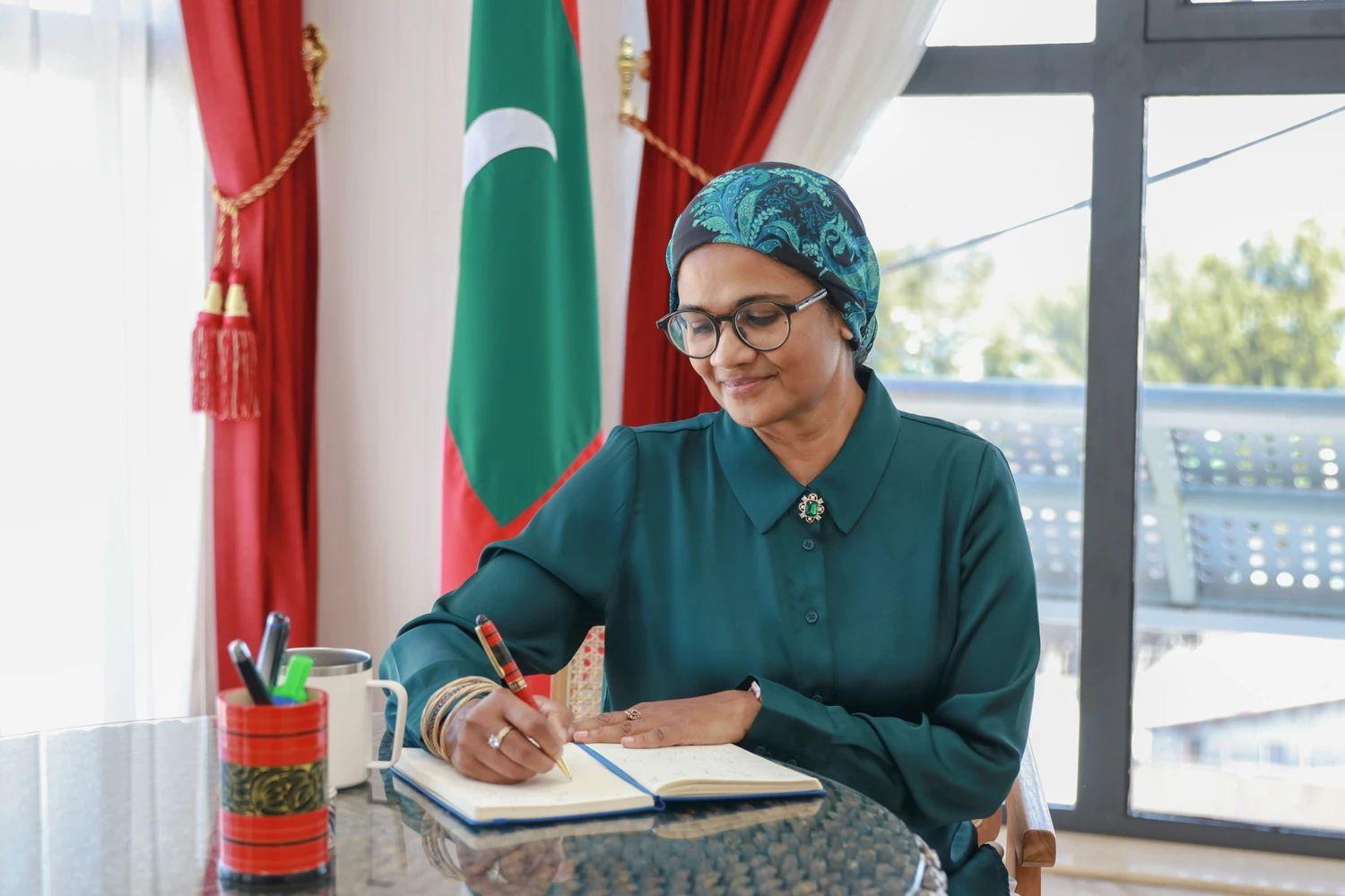 ޒުވާނުންނަށް މަތީ ތަޢުލީމުގެ ފުރުސަތު ހޯދައިދިނުމަށް ވަޒީރު މާރިޔާ ޗައިނާއަށް