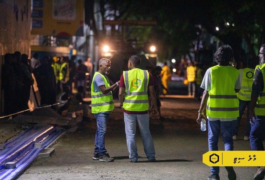 އަމީނީ މަގުގައި ތާރު އެޅުމުގެ މަސައްކަތުގައި އާރްޑީސީގެ މުވައްޒަފުންތަކެއް ހަރަކާތްތެރިވަނީ