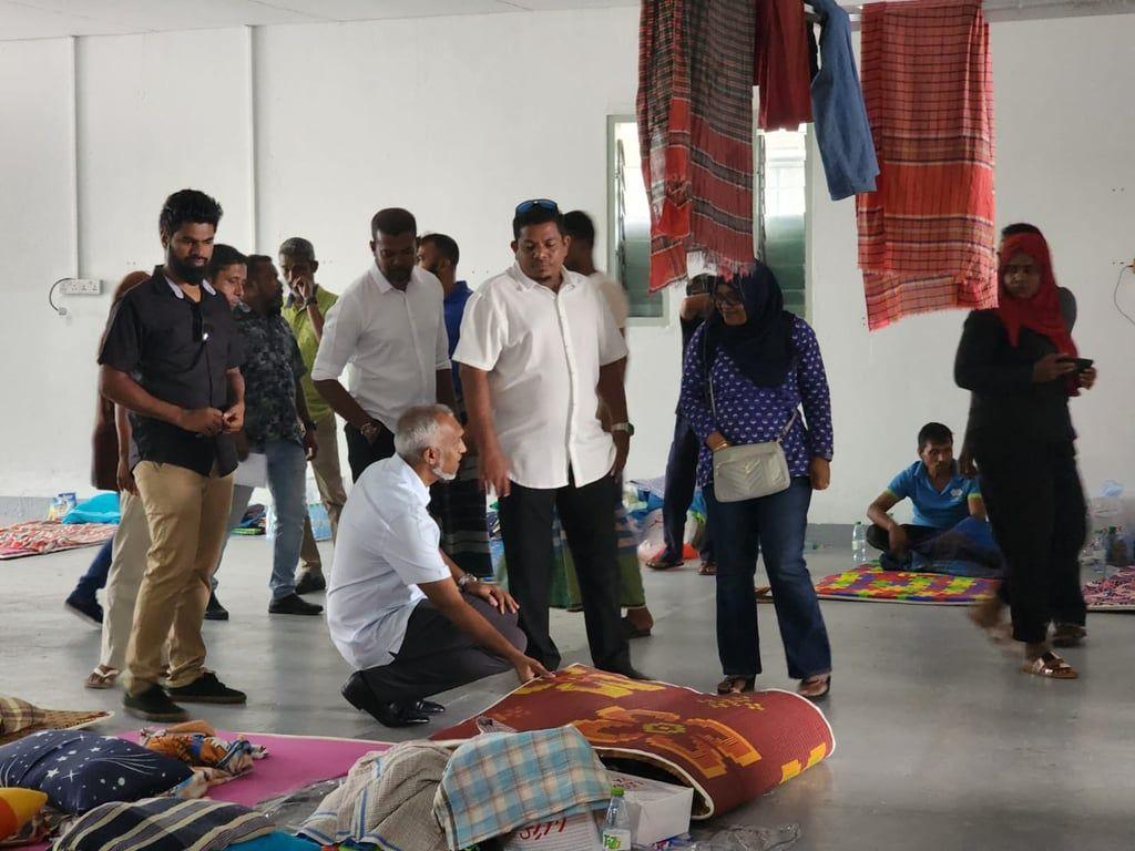 ވަގުތީ ހިޔާތަކަށް ބަދަލުކުރެވުނު މުވައްޒަފުންނާއި މޭޔަރު ބައްދަލު ކުރައްވައިފި