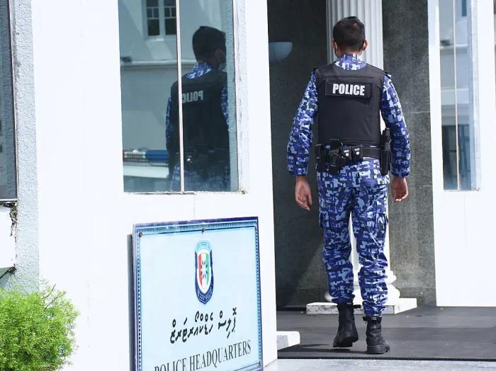 ފުލުހުންގެ ކޮއްތު ފައިސާއަށް ޚިޔާނާތްތެރިވި ކަމަށް ތުހުމަތުވާ ބަޔަކު ސަސްޕެންޑްކޮށްފި