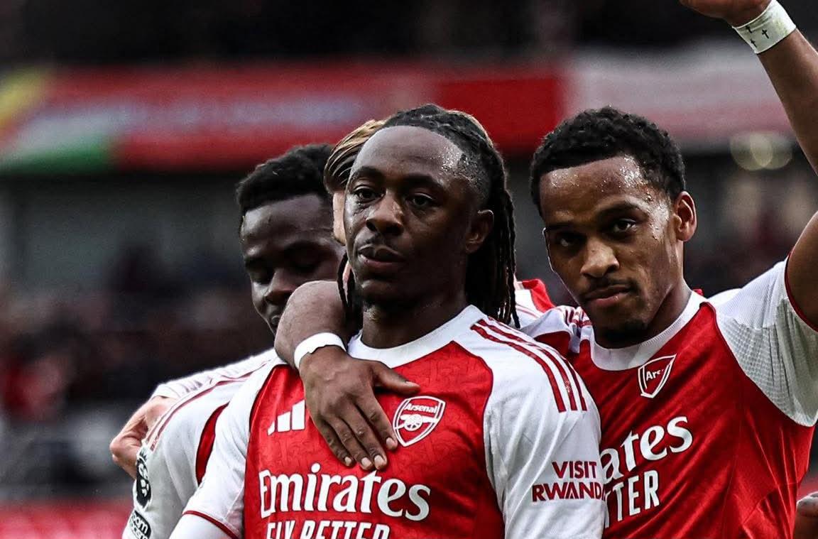 އެޒޭގެ ހެޓްރިކާއެކު ޓޮޓެންހަމް ބަލިކޮށް އާސެނަލް އިން ލީޑު ފުޅާކޮށްފި