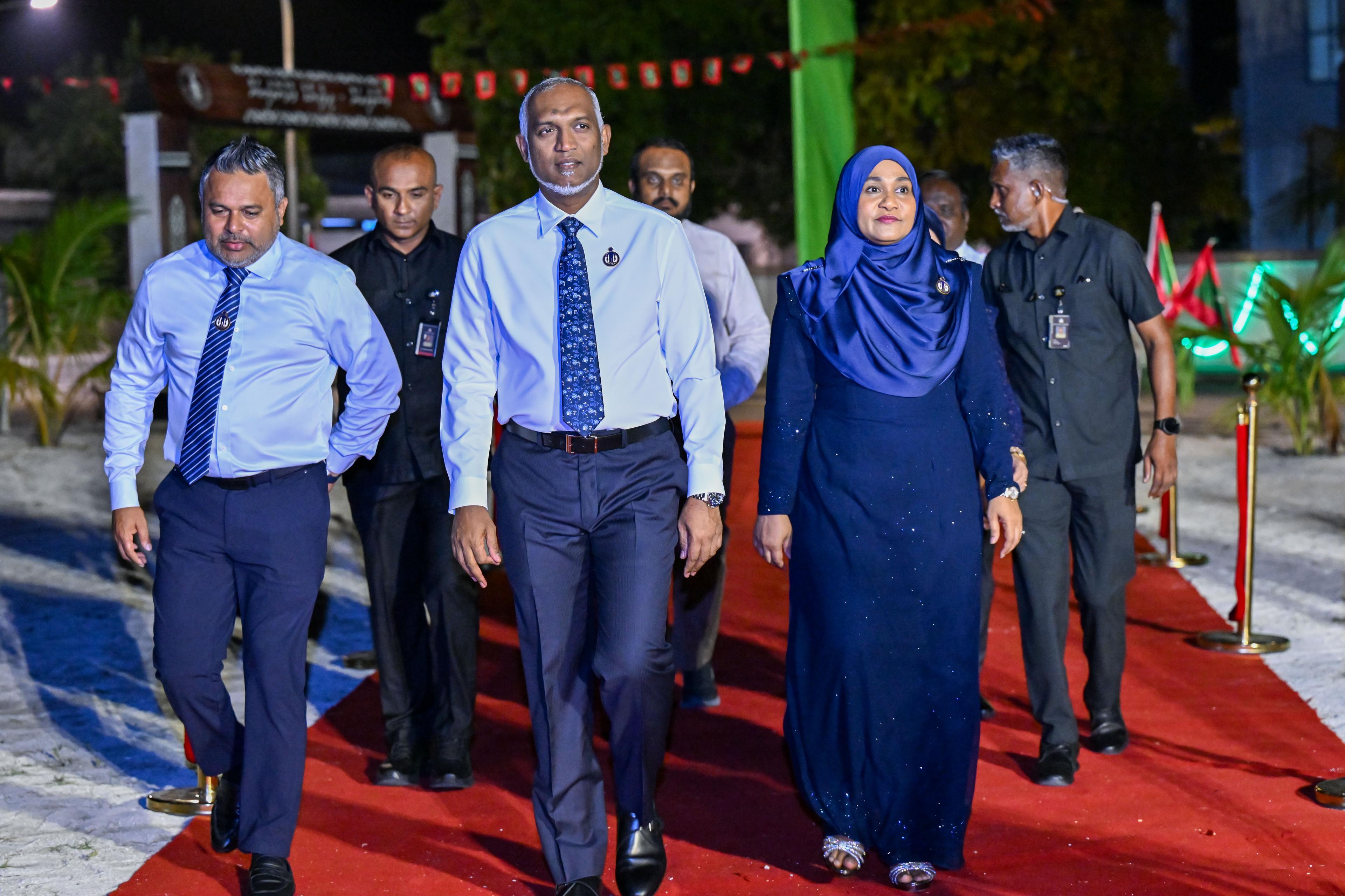 ރައީސްގެ ދެކަނބަލުން ރ.ދުވާފަރަށް ކުރެއްވި ދަތުރުފުޅު ނިންމަވާލައްވައިފި