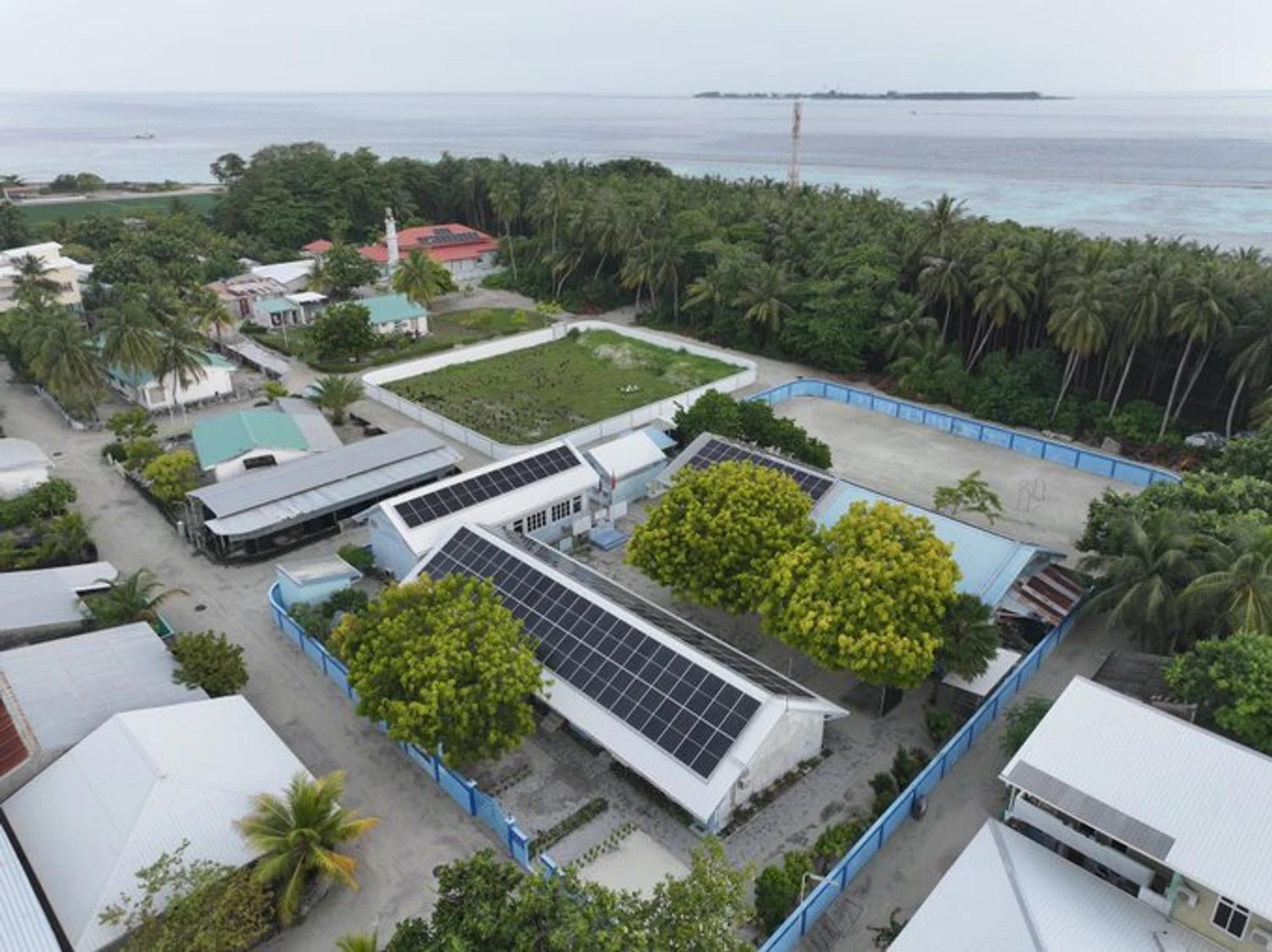 ބ. ދޮންފަނުގައި ސޯލާ ޑީސަލް ހައިބްރިޑް ނިޒާމެއް ގާއިމުކުރުމުގެ މަސައްކަތް ފަށައިފި