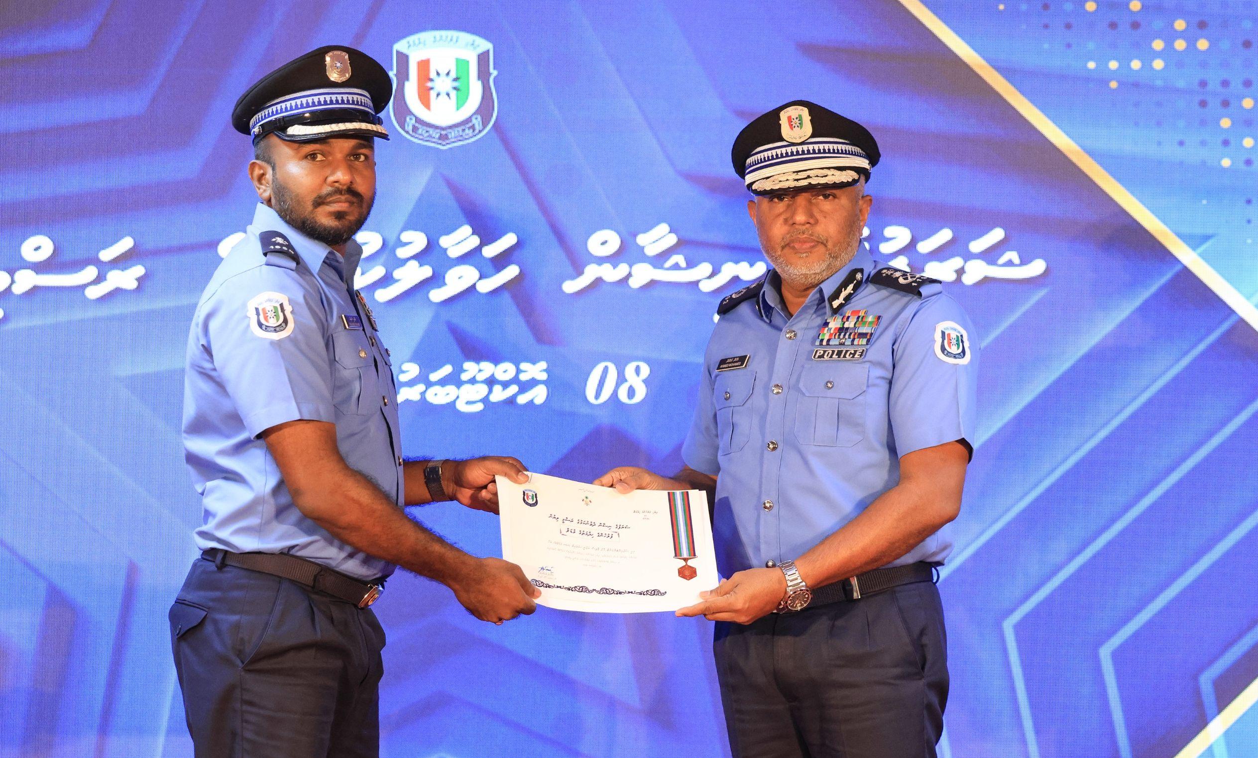 މާލެ އޭރިއާގައި މަސައްކަތްކުރާ ފުލުހުންގެ ކާމިޔާބީ ފާހަގަކޮށް ކުލައާއި މެޑަލް ދީފި