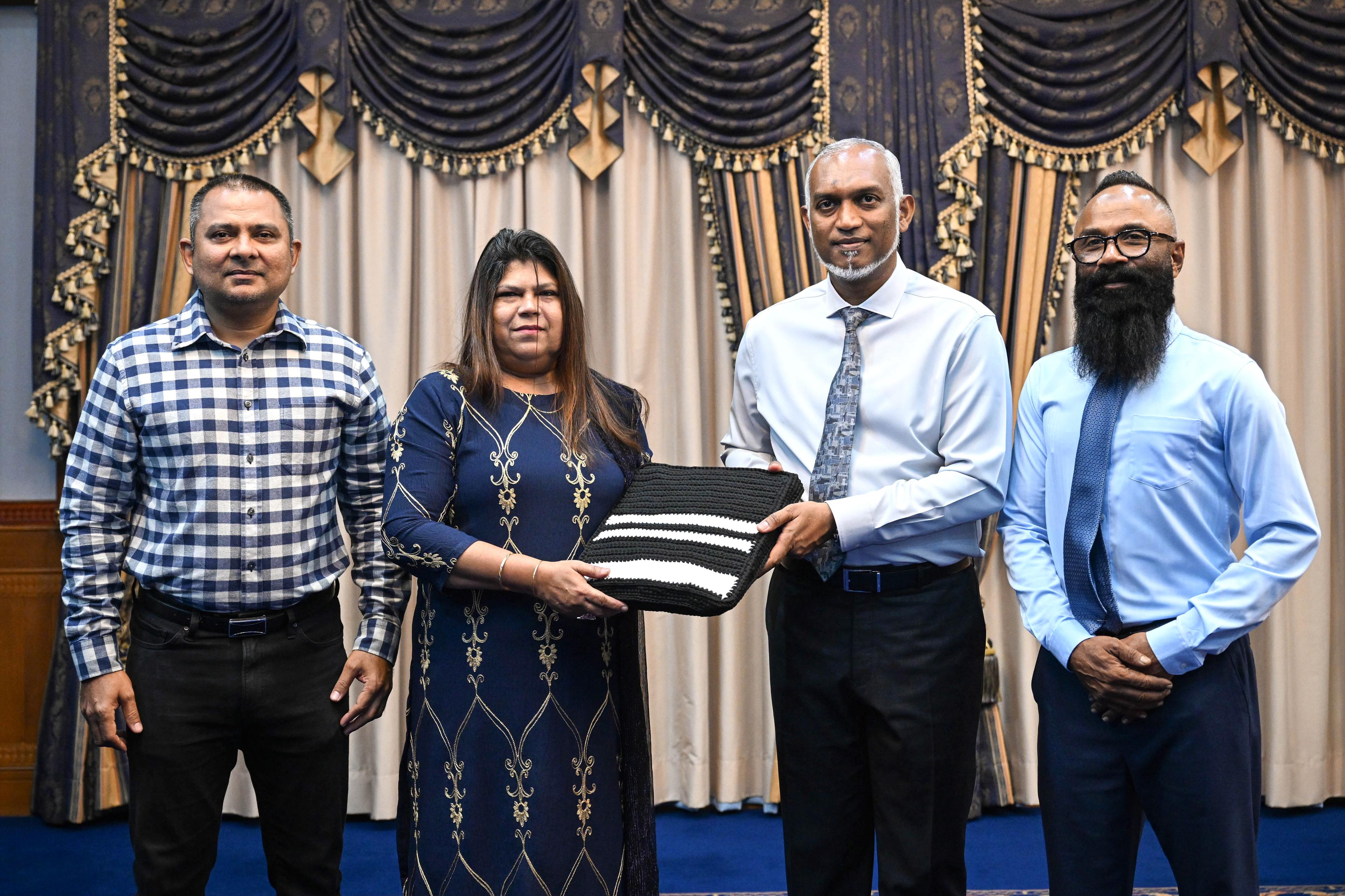 ފަންނުވެރިޔާ ގުމޭރިއާ އަމިއްލަ އަތުން ވިޔެ ތައްޔާރުކޮށްފައިވާ ދިވެހި ފޭއްޔެއް ރައީސަށް ހަދިޔާކުރައްވައިފި