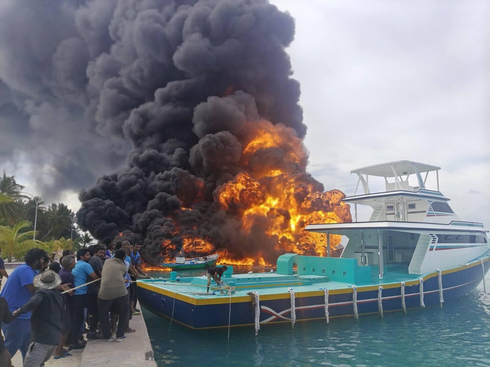 ދޯނީގައި ރޯވި އަލިފާން ކޮންޓްރޯލް ކުރަން އުޅުނު މީހަކު ވެންޓިލޭޓަރުގައި!