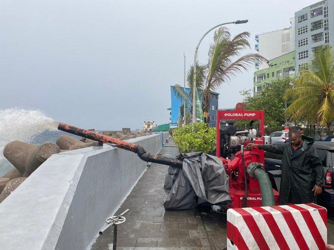 މާލޭގެ މަގުތަކުން ފެން ހިންދުމުގެ މަސައްކަތް ސިފައިން ފަށައިފި