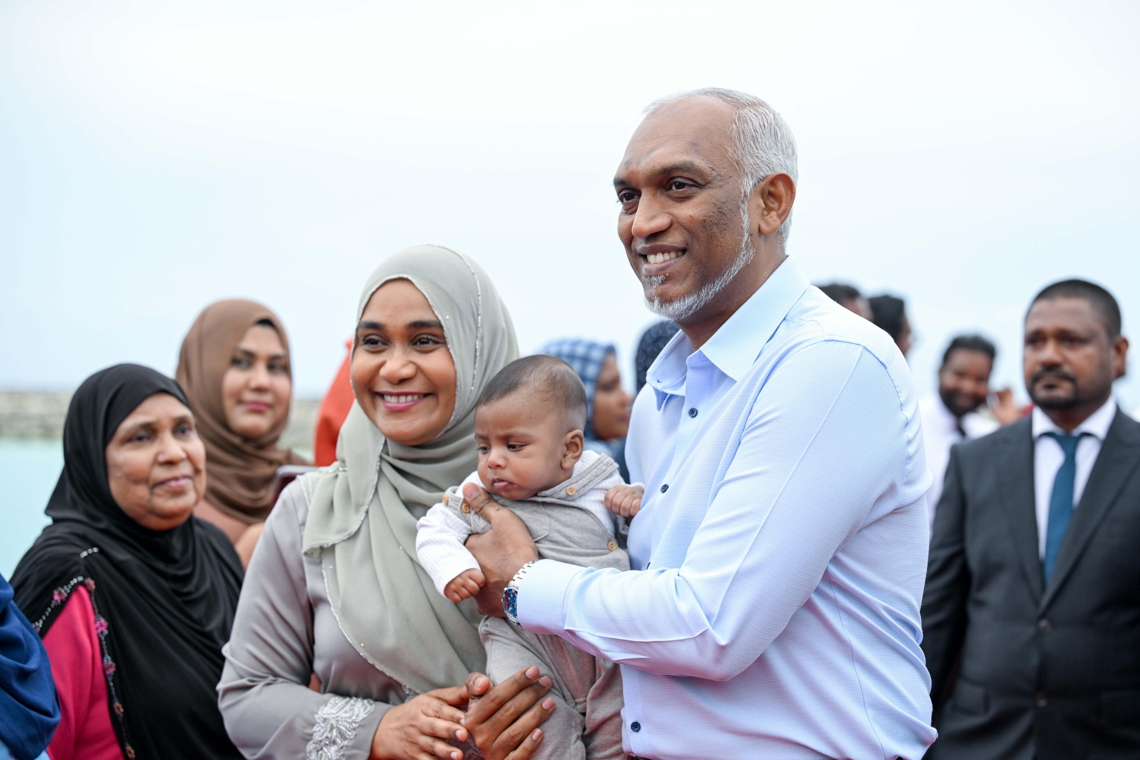 ރައީސްގެ ދެ ކަނބަލުންނަށް އުކުޅަހުން ރަތް ދޫލައިގައި ހޫނު މަރުހަބާ އެއް!