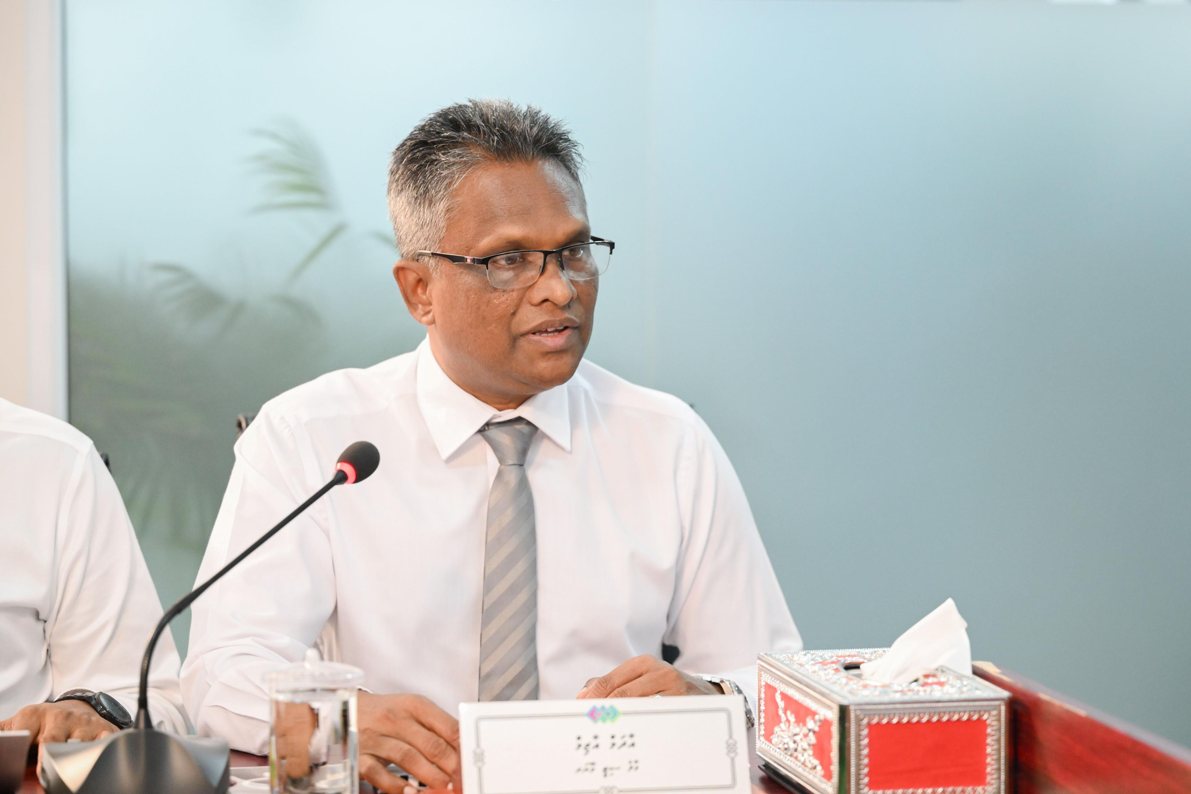 ރާއްޖެޓީވީގެ ޓީމަށް ހަމަލާދީ މާރާމާރީ ހިންގި ފިނޑި ޢަމަލު، އެންމެ ހަރުކަށި ޢިބާރާތުން ކުށްވެރިކުރަން: މޭޔަރު އާޒިމް